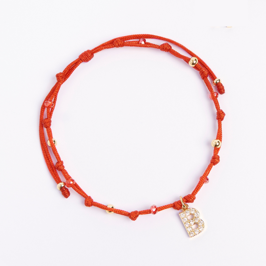 Pulsera en hilo rojo con inicial para mujer | regalos para cumpleaños | Marzué Joyería