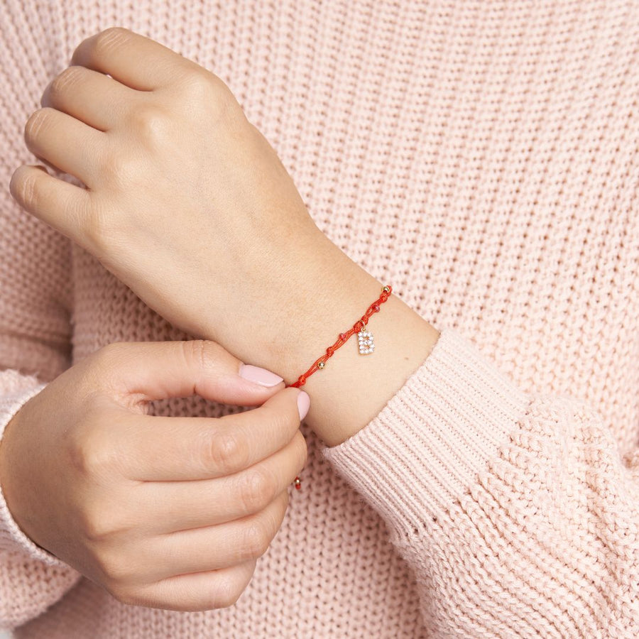 Pulsera en hilo rojo con inicial para mujer | regalos para cumpleaños | Marzué Joyería