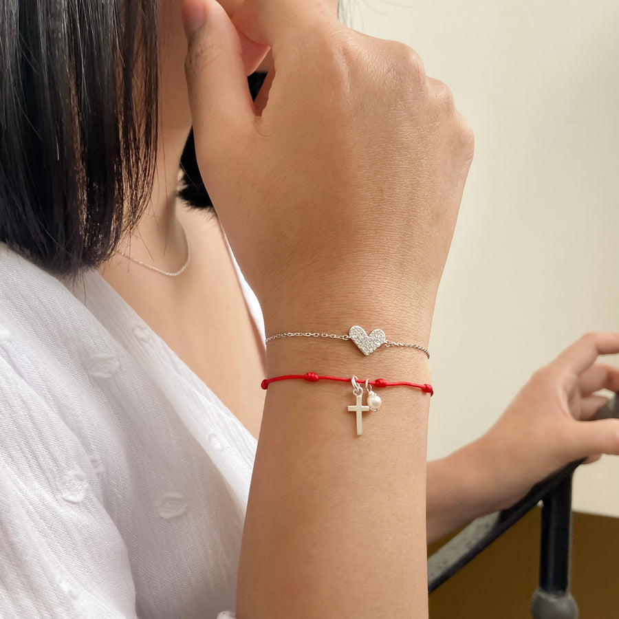 Pulsera cruz plata hilo rojo look